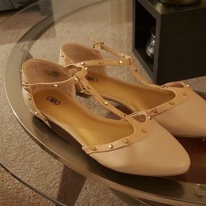 Cream/tan flat shoe